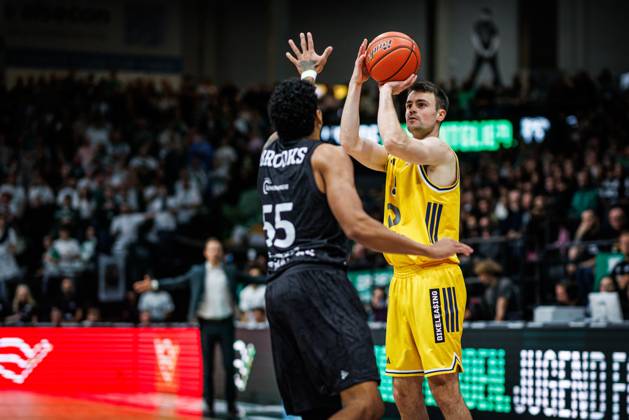 Jonas Mattisseck of Alba Berlin goes head-to-head with Eli Brooks of the Gladiators Trier, Action: Vet Concept Gladiators Trier vs. Alba Berlin, Basketball, easyCredit BBL, Matchday 5, 2026–2027 Season, October 10, 2026, Vet Concept Gladiators Trier vs. Alba Berlin, Basketball, easyCredit BBL, Matchday 5, 2026–2027 season, October 10, 2026 Copyright: xEibnerxPressefotox EP_ANS