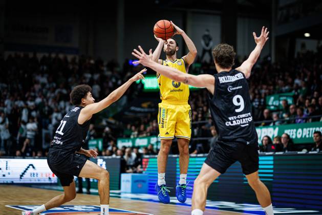Jordan Ford of Alba Berlin goes head-to-head with Evans Rapieque of the Gladiators Trier and Marco Hollersbacher of the Gladiators Trier; Action: Vet Concept Gladiators Trier vs. Alba Berlin, Basketball, easyCredit BBL, Matchday 5, 2026–2027 Season, October 10, 2026, Vet Concept Gladiators Trier vs. Alba Berlin, Basketball, easyCredit BBL, Matchday 5, 2026–2027 season, October 10, 2026 Copyright: xEibnerxPressefotox EP_ANS