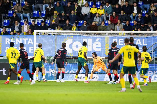 SITTARD - Anthony Descotte of Fortuna Sittard (2nd l) passes FC Twente goalkeeper Joel Drommel and scores 1-0 during the Dutch Eredivisie match between Fortuna Sittard and FC Twente at the Fortuna Sittard stadium on 10 October 2026 in Sittard, the Netherlands. IRIS VAN DEN BROEK ANP Eredivisie 2026 27 xVIxANPxSportx xxANPxIVx 572051145 originalFilename: 572051145