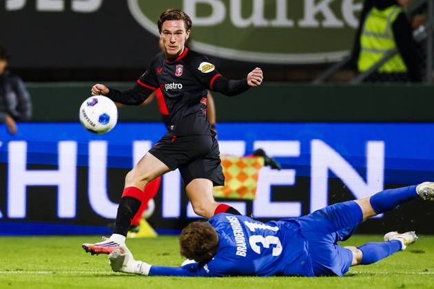 SITTARD - Daan Rots of FC Twente, Fortuna Sittard goalkeeper Mattijs Branderhorst (lr) during the Dutch Eredivisie match between Fortuna Sittard and FC Twente at the Fortuna Sittard stadium on 10 October 2026 in Sittard, the Netherlands. IRIS VAN DEN BROEK ANP Eredivisie 2026 27 xVIxANPxSportx xxANPxIVx 572052072 originalFilename: 572052072