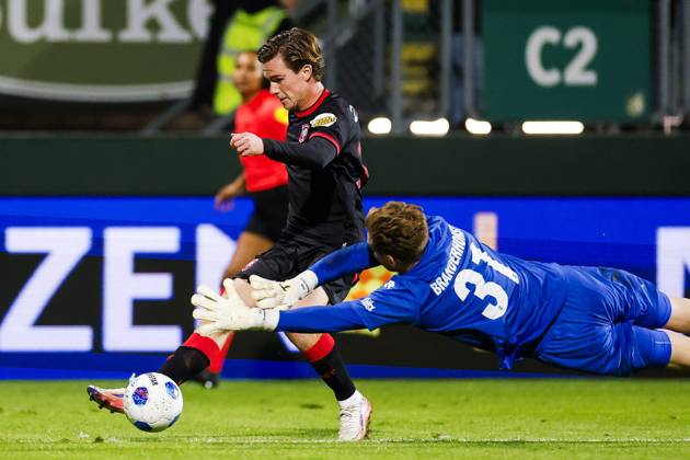 SITTARD - Daan Rots of FC Twente, Fortuna Sittard goalkeeper Mattijs Branderhorst (lr) during the Dutch Eredivisie match between Fortuna Sittard and FC Twente at the Fortuna Sittard stadium on 10 October 2026 in Sittard, the Netherlands. IRIS VAN DEN BROEK ANP Eredivisie 2026 27 xVIxANPxSportx xxANPxIVx 572052174 originalFilename: 572052174