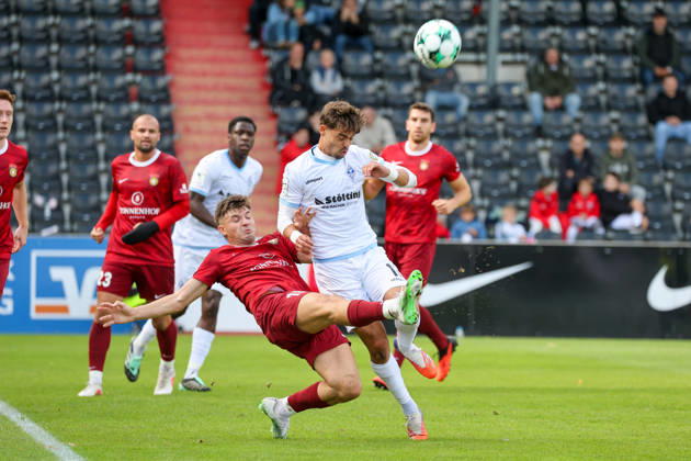 Antonis Aidonis (SG Sonnenhof Großaspach, No. 15) in a tackle with Masca (SV Waldhof Mannheim, No. 11) – Soccer 3rd Division, Matchday 8, SG Sonnenhof Großaspach vs. SV Waldhof Mannheim on October 10, 2026, at the WIRmachenDRUCK Arena in Aspach Großaspach, Germany; Aspach Großaspach, WIRmachenDRUCK Arena, Germany Copyright: xFranzxReindelx