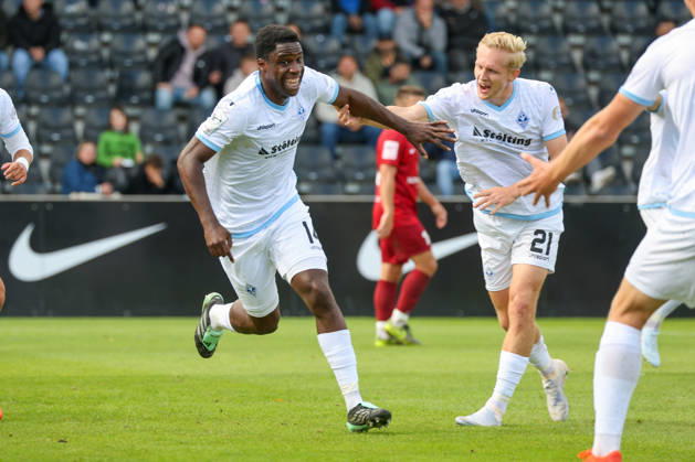 Olu Ogbemudia, SV Waldhof Mannheim, 14, scorer of the 1-2 goal; goal and goal celebration, gestures, joy, emotions with Julian Rieckmann, SV Waldhof Mannheim, 21; Soccer 3rd Division, Matchday 8, SG Sonnenhof Großaspach vs. SV Waldhof Mannheim on October 10, 2026, at the WIRmachenDRUCK Arena in Aspach Großaspach, Germany; Aspach Großaspach, WIRmachenDRUCK Arena, Germany Copyright: xFranzxReindelx