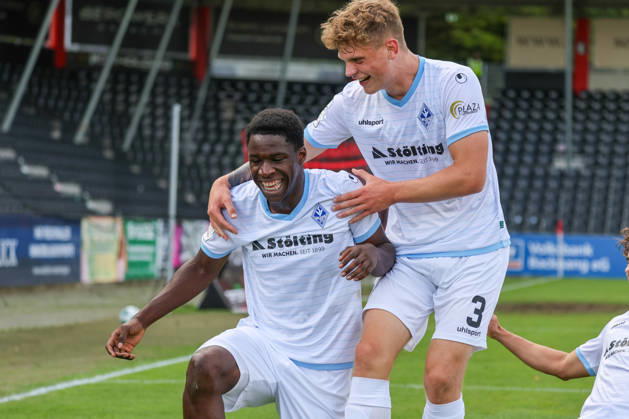 Olu Ogbemudia, SV Waldhof Mannheim, 14, scorer of the 1-2 goal; goal celebration, gestures, joy, emotions with Moritz Malik Polte, SV Waldhof Mannheim, 3; Soccer 3rd Division, Matchday 8, SG Sonnenhof Großaspach vs. SV Waldhof Mannheim on October 10, 2026, at the WIRmachenDRUCK Arena in Aspach Großaspach, Germany; Aspach Großaspach, WIRmachenDRUCK Arena, Germany Copyright: xFranzxReindelx