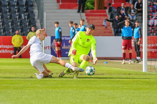 Julian Rieckmann, SV Waldhof Mannheim, 21; Maximilian Reule, SG Sonnenhof Großaspach, 1 Soccer 3rd Division, Matchday 8, SG Sonnenhof Großaspach vs. SV Waldhof Mannheim on October 10, 2026, at the WIRmachenDRUCK Arena in Aspach Großaspach, Germany; Aspach Großaspach WIRmachenDRUCK Arena, Germany Copyright: xFranzxReindelx