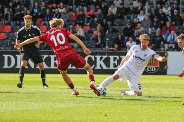 Lukas Stoppel (SG Sonnenhof Großaspach, No. 10) in a tackle with Lukas Klünter (SV Waldhof Mannheim, No. 24) – Soccer 3rd Division, Matchday 8, SG Sonnenhof Großaspach vs. SV Waldhof Mannheim on October 10, 2026, at the WIRmachenDRUCK Arena in Aspach Großaspach, Germany; Aspach Großaspach, WIRmachenDRUCK Arena, Germany Copyright: xFranzxReindelx