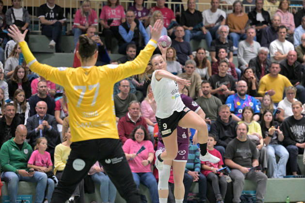 Sarah Dekker (SCM Ramnicu Valcea), No. 09, taking a shot on goal against Sara Suba (TusSies Metzingen), No. 77, in goal; TusSies Metzingen vs. SCM Ramnicu Valcea, Handball, EHF, Europa League Qualification Second Leg, 2026–2027 Season, October 10, 2026, TusSies Metzingen vs. SCM Ramnicu Valcea, Handball, EHF, Europa League Qualification Second Leg, 2026–2027 Season, October 10, 2026, Metzingen Copyright: xEibner-Pressefotox EP_TBR