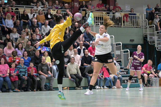 Sarah Dekker (SCM Ramnicu Valcea), No. 09, taking a shot on goal against Sara Suba (TusSies Metzingen), No. 77, in goal; TusSies Metzingen vs. SCM Ramnicu Valcea, Handball, EHF, Europa League Qualification Second Leg, 2026–2027 Season, October 10, 2026, TusSies Metzingen vs. SCM Ramnicu Valcea, Handball, EHF, Europa League Qualification Second Leg, 2026–2027 Season, October 10, 2026, Metzingen Copyright: xEibner-Pressefotox EP_TBR