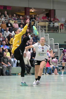 Sarah Dekker (SCM Ramnicu Valcea), No. 09, taking a shot on goal against Sara Suba (TusSies Metzingen), No. 77, in goal; TusSies Metzingen vs. SCM Ramnicu Valcea, Handball, EHF, Europa League Qualification Second Leg, 2026–2027 Season, October 10, 2026, TusSies Metzingen vs. SCM Ramnicu Valcea, Handball, EHF, Europa League Qualification Second Leg, 2026–2027 Season, October 10, 2026, Metzingen Copyright: xEibner-Pressefotox EP_TBR