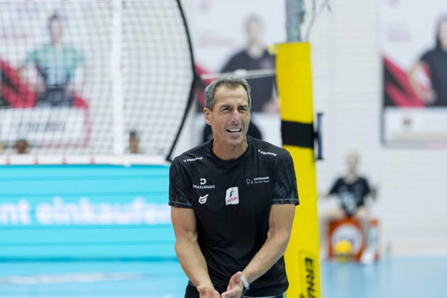 DEKRA Women s Bundesliga 1: Schwarz Weiss Erfurt vs. Rote Raben Vilsbiburg, Erfurt, October 10, 2026. Guillermo Gallardo, Coach of Rote Raben Vilsbiburg. DEKRA Women s Bundesliga 1: Schwarz Weiss Erfurt vs. Rote Raben Vilsbiburg, Riethsporthalle, Erfurt, 1October 10, 2026 Copyright: xBEAUTIFULxSPORTS Duehringx