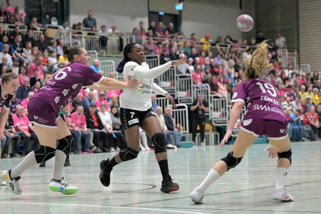 Grace Zaadi Deuna (SCM Ramnicu Valcea), 07, with the ball against Svenja Huebner (TusSies Metzingen), 26, and Johanna Farkas (TusSies Metzingen), 19—TusSies Metzingen vs. SCM Ramnicu Valcea, Handball, EHF, Europa League Qualification Second Leg, 2026–2027 Season, October 10, 2026, TusSies Metzingen vs. SCM Ramnicu Valcea, Handball, EHF, Europa League Qualification Second Leg, 2026–2027 Season, October 10, 2026, Metzingen Copyright: xEibner-Pressefotox EP_TBR