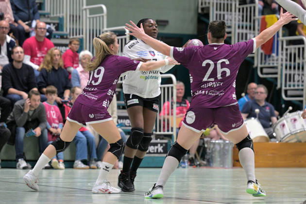 Grace Zaadi Deuna (SCM Ramnicu Valcea), No. 07, faces off against Johanna Farkas (TusSies Metzingen), No. 19, and Svenja Huebner (TusSies Metzingen), No. 26—TusSies Metzingen vs. SCM Ramnicu Valcea, Handball, EHF, Europa League Qualification Second Leg, 2026–2027 Season, October 10, 2026, TusSies Metzingen vs. SCM Ramnicu Valcea, Handball, EHF, Europa League Qualification Second Leg, 2026–2027 Season, October 10, 2026, Metzingen Copyright: xEibner-Pressefotox EP_TBR