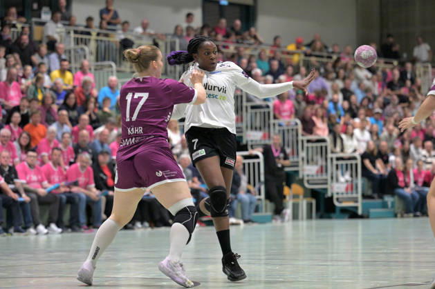 Grace Zaadi Deuna (SCM Ramnicu Valcea), 07 on the ball against Charlotte Kaehr (TusSies Metzingen), 17 TusSies Metzingen vs. SCM Ramnicu Valcea, Handball, EHF, Europa League Qualification Second Leg, 2026–2027 Season, October 10, 2026, TusSies Metzingen vs. SCM Ramnicu Valcea, Handball, EHF, Europa League Qualification Second Leg, 2026–2027 Season, October 10, 2026, Metzingen Copyright: xEibner-Pressefotox EP_TBR