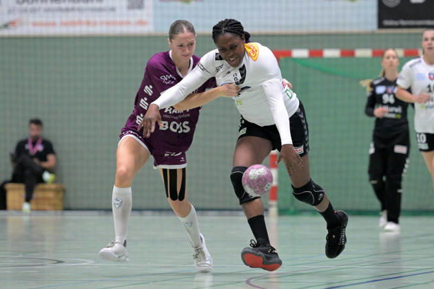 Marie Luisa Stumpf (TusSies Metzingen), 24, vs. Grace Zaadi Deuna (SCM Ramnicu Valcea), 07 on the Ball: TusSies Metzingen vs. SCM Ramnicu Valcea, Handball, EHF, Europa League Qualification Second Leg, 2026–2027 Season, October 10, 2026, TusSies Metzingen vs. SCM Ramnicu Valcea, Handball, EHF, Europa League Qualification Second Leg, 2026–2027 Season, October 10, 2026, Metzingen Copyright: xEibner-Pressefotox EP_TBR