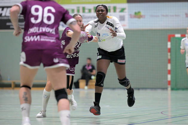 Marie Luisa Stumpf (TusSies Metzingen), 24, vs. Grace Zaadi Deuna (SCM Ramnicu Valcea), 07 on the Ball: TusSies Metzingen vs. SCM Ramnicu Valcea, Handball, EHF, Europa League Qualification Second Leg, 2026–2027 Season, October 10, 2026, TusSies Metzingen vs. SCM Ramnicu Valcea, Handball, EHF, Europa League Qualification Second Leg, 2026–2027 Season, October 10, 2026, Metzingen Copyright: xEibner-Pressefotox EP_TBR
