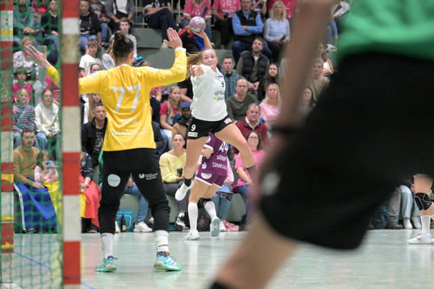 Sarah Dekker (SCM Ramnicu Valcea), No. 09, taking a shot on goal against Sara Suba (TusSies Metzingen), No. 77, in goal; TusSies Metzingen vs. SCM Ramnicu Valcea, Handball, EHF, Europa League Qualification Second Leg, 2026–2027 Season, October 10, 2026, TusSies Metzingen vs. SCM Ramnicu Valcea, Handball, EHF, Europa League Qualification Second Leg, 2026–2027 Season, October 10, 2026, Metzingen Copyright: xEibner-Pressefotox EP_TBR