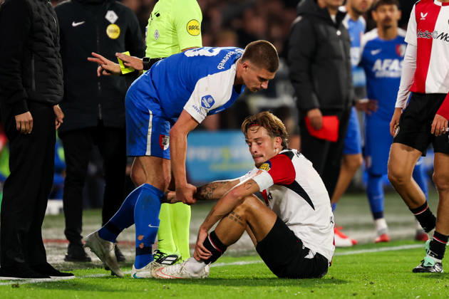 2026-10-10 Feyenoord v AZ Alkmaar - Dutch Eredivisie ROTTERDAM, NETHERLANDS - OCTOBER 10: Wouter Goes of AZ Alkmaar assist Luciano Valente of Feyenoord during the Dutch Eredivisie match between Feyenoord and AZ Alkmaar at Stadion Feijenoord on October 10, 2026 in Rotterdam, Netherlands. Rotterdam Stadion Feijenoord Netherlands Content not available for redistribution in The Netherlands directly or indirectly through any third parties. Copyright: xHansxvanxderxValkx