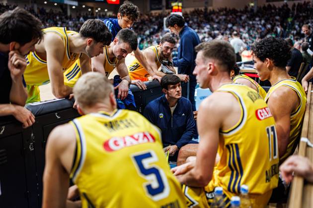 Pedro Calles, head coach of Alba Berlin, with his team during a timeout; emotions, gestures, body language, facial expressions; Vet Concept Gladiators Trier vs. Alba Berlin, basketball, easyCredit BBL, Matchday 5, 2026–2027 season, October 10, 2026, Vet Concept Gladiators Trier vs. Alba Berlin, basketball, easyCredit BBL, Matchday 5, 2026–2027 season, October 10, 2026 Copyright: xEibnerxPressefotox EP_ANS