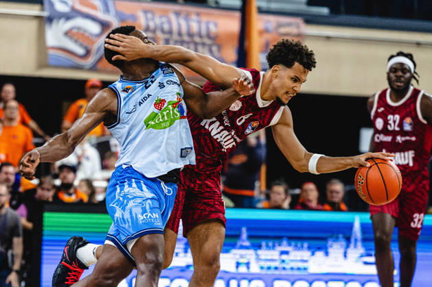 Rostock, Germany, October 10, 2026, easyCredit BBL 2026–2027, Game Day 5: Rostock Seawolves vs. Fitness First Würzburg Baskets. Pictured, from left, in a one-on-one matchup: Johnathan Stove of the Rostock Seawolves and Brandon Tischler of the Fitness First Würzburg Baskets. Copyright: xFotostandx xVoelkerx