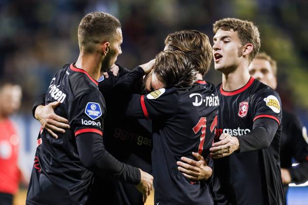SITTARD - Robin Pröpper of FC Twente (m) receives congratulations from Daan Rots of FC Twente (m) after scoring the 1-1 equalizer during the Dutch Eredivisie match between Fortuna Sittard and FC Twente at the Fortuna Sittard stadium on October 10, 2026, in Sittard, the Netherlands. IRIS VAN DEN BROEK ANP Eredivisie 2026 27 xVIxANPxSportx xxANPxIVx 572053446 originalFilename: 572053446