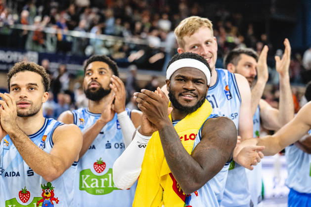 Rostock, Germany, October 10, 2026; easyCredit BBL 2026–2027, Matchday 5: Rostock Seawolves vs. Fitness First Würzburg Baskets. Pictured, first from the right: TJ Crockett Jr. of the Rostock Seawolves celebrates the home victory with his teammates. Copyright: xFotostandx xVoelkerx