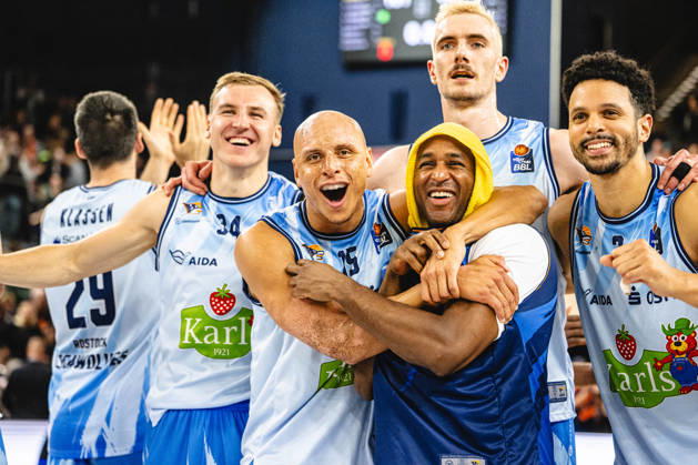 Rostock, Germany, October 10, 2026 – easyCredit BBL 2026–2027, Matchday 5: Rostock Seawolves vs. Fitness First Würzburg Baskets. Pictured, from left: Artur Konontsuk (Rostock Seawolves), Robin Amaize (Rostock Seawolves), DeAndre Lansdowne (Rostock Seawolves), Philipp Hartwich (Rostock Seawolves), and Dominic Lockhart (Rostock Seawolves) celebrate the home victory Copyright: xFotostandx xVoelkerx