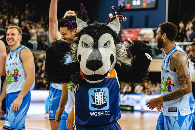 Rostock, Germany, October 10, 2026; easyCredit BBL 2026–2027, Matchday 5: Rostock Seawolves vs. Fitness First Würzburg Baskets. Pictured: Wolfi, the mascot, celebrating the home victory. Copyright: xFotostandx xVoelkerx