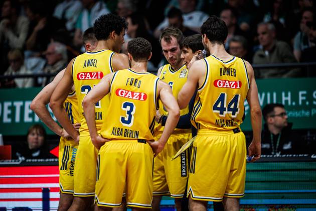 Pedro Calles, Head Coach of Alba Berlin, with his team; emotions, gestures, body language, facial expressions; Vet Concept Gladiators Trier vs. Alba Berlin, basketball, easyCredit BBL, Matchday 5, 2026–2027 season, October 10, 2026, Vet Concept Gladiators Trier vs. Alba Berlin, basketball, easyCredit BBL, Matchday 5, 2026–2027 season, October 10, 2026 Copyright: xEibnerxPressefotox EP_ANS
