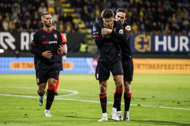 SITTARD - Robin Pröpper of FC Twente (m) receives congratulations from Daan Rots of FC Twente (r) after scoring the 1-1 equalizer during the Dutch Eredivisie match between Fortuna Sittard and FC Twente at the Fortuna Sittard stadium on October 10, 2026 in Sittard, the Netherlands. IRIS VAN DEN BROEK ANP Eredivisie 2026 27 xVIxANPxSportx xxANPxIVx 572053718 originalFilename: 572053718