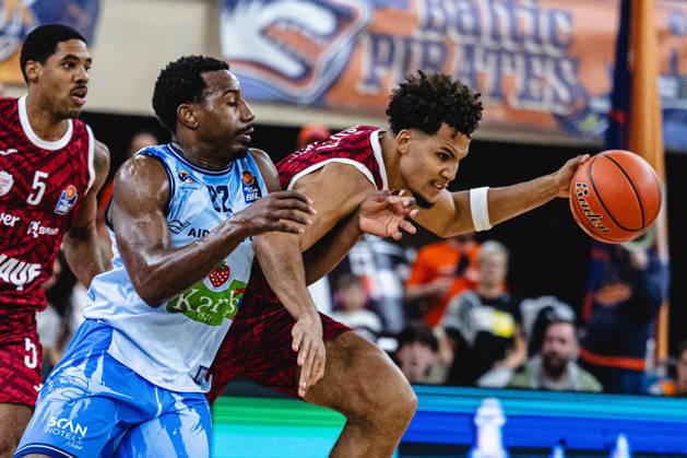 Rostock, Germany, October 10, 2026, easyCredit BBL 2026–2027, Game Day 5: Rostock Seawolves vs. Fitness First Würzburg Baskets. Pictured, from left, in a one-on-one matchup: Johnathan Stove of the Rostock Seawolves and Brandon Tischler of the Fitness First Würzburg Baskets. Copyright: xFotostandx xVoelkerx
