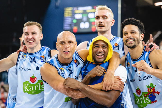 Rostock, Germany, October 10, 2026 – easyCredit BBL 2026–2027, Matchday 5: Rostock Seawolves vs. Fitness First Würzburg Baskets. Pictured, from left: Artur Konontsuk (Rostock SEAWOLVES), Robin Amaize (Rostock Seawolves), DeAndre Lansdowne (Rostock Seawolves), Philipp Hartwich (Rostock Seawolves), and Dominic Lockhart (Rostock Seawolves) celebrate the home victory Copyright: xFotostandx xVoelkerx