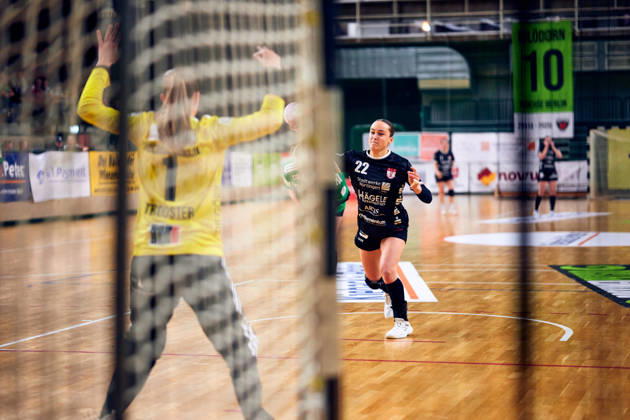 DANIQUE TROOSTER, Fuechse Berlin, 01; Maxime Luber, SG Nuertingen Zizishausen, 22; GER, Women s Handball Bundesliga 2, Fuechse Berlin vs. SG Nuertingen Zizishausen, 2026–27 season, Matchday 5, October 10, 2026 GER, Women’s Handball Bundesliga 2, Fuechse Berlin vs. SG Nuertingen Zizishausen, 2026–27 season, Matchday 5, October 10, 2026 Berlin Copyright: xClaudiusxRauch,xEibner-Pressefotox xClaudiusxRauchx EP_CRH