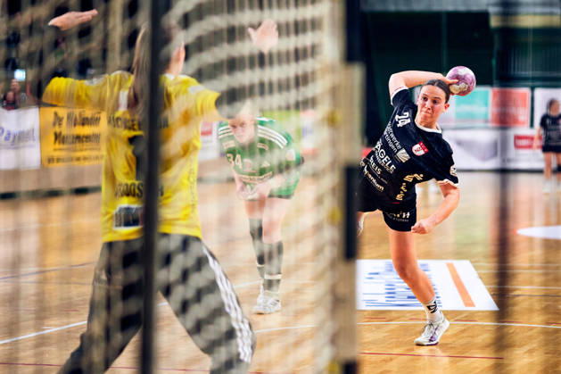 DANIQUE TROOSTER, Fuechse Berlin, 01; Lisa Fuchs, SG Nürtingen-Zizishausen, 24; GER, Women s Handball Bundesliga 2, Fuechse Berlin vs. SG Nürtingen-Zizishausen, 2026–27 season, Matchday 5, October 10, 2026 GER, Women s Handball Bundesliga 2, Fuechse Berlin vs. SG Nuertingen Zizishausen, 2026–27 season, Matchday 5, October 10, 2026 Berlin Copyright: xClaudiusxRauch,xEibner-Pressefotox xClaudiusxRauchx EP_CRH
