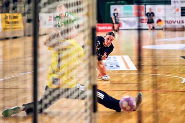 DANIQUE TROOSTER, Fuechse Berlin, 01; Lisa Fuchs, SG Nürtingen-Zizishausen, 24; GER, Women s Handball Bundesliga 2, Fuechse Berlin vs. SG Nürtingen-Zizishausen, 2026–27 season, Matchday 5, October 10, 2026 GER, Women s Handball Bundesliga 2, Fuechse Berlin vs. SG Nuertingen Zizishausen, 2026–27 season, Matchday 5, October 10, 2026 Berlin Copyright: xClaudiusxRauch,xEibner-Pressefotox xClaudiusxRauchx EP_CRH