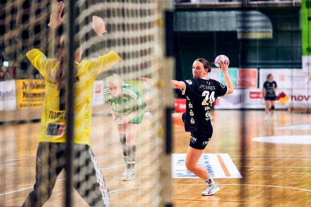 DANIQUE TROOSTER, Fuechse Berlin, 01; Lisa Fuchs, SG Nürtingen-Zizishausen, 24; GER, Women s Handball Bundesliga 2, Fuechse Berlin vs. SG Nürtingen-Zizishausen, 2026–27 season, Matchday 5, October 10, 2026 GER, Women s Handball Bundesliga 2, Fuechse Berlin vs. SG Nuertingen Zizishausen, 2026–27 season, Matchday 5, October 10, 2026 Berlin Copyright: xClaudiusxRauch,xEibner-Pressefotox xClaudiusxRauchx EP_CRH