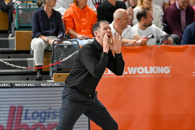 Ty Harrelson of ratiopharm Ulm, coach calling out instructions and gesturing; RASTA Vechta vs. ratiopharm Ulm, easyCredit Basketball Bundesliga, Matchday 5, 2026–2027 season, October 10, 2026, RASTA Vechta vs. ratiopharm Ulm, easyCredit Basketball Bundesliga, Matchday 5, 2026–2027 season, October 10, 2026, Vechta Copyright: xEibner-Pressefoto RobertxGertzenx EP_RGN