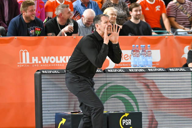 Ty Harrelson of ratiopharm Ulm, coach calling out instructions and gesturing; RASTA Vechta vs. ratiopharm Ulm, easyCredit Basketball Bundesliga, Matchday 5, 2026–2027 season, October 10, 2026, RASTA Vechta vs. ratiopharm Ulm, easyCredit Basketball Bundesliga, Matchday 5, 2026–2027 season, October 10, 2026, Vechta Copyright: xEibner-Pressefoto RobertxGertzenx EP_RGN