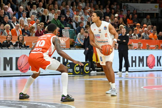 Micael Rataj (ratiopharm Ulm), 12 with the ball against Justin Edler Davies (RASTA Vechta), 10 RASTA Vechta vs. ratiopharm Ulm, easyCredit Basketball Bundesliga, Matchday 5, 2026–2027 season, October 10, 2026, RASTA Vechta vs. ratiopharm Ulm, easyCredit Basketball Bundesliga, Matchday 5, 2026–2027 season, October 10, 2026, Vechta Copyright: xEibner-Pressefoto RobertxGertzenx EP_RGN