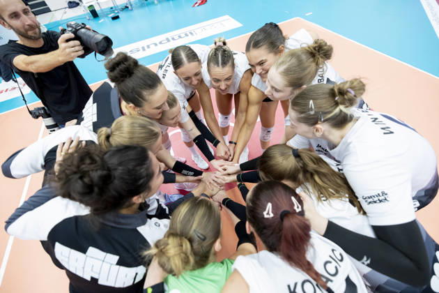 DEKRA Women s Bundesliga 1: Schwarz Weiss Erfurt vs. Rote Raben Vilsbiburg, Erfurt, October 10, 2026, Cheers, Schwarz Weiss Erfurt DEKRA Women’s Bundesliga 1 Schwarz Weiss Erfurt vs. Rote Raben Vilsbiburg Riethsporthalle, Erfurt, October 10, 2026 Copyright: xBEAUTIFULxSPORTS Duehringx