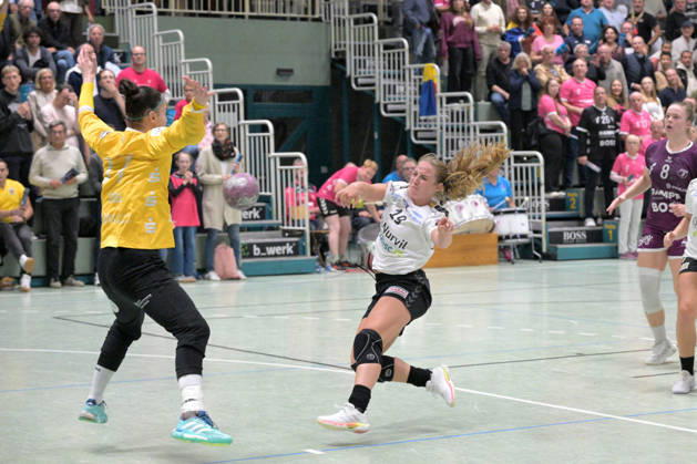 Zoe Sprenger of SCM Ramnicu Valcea, 19, scoring against Sara Suba of TusSies Metzingen; 77 in goal for TusSies Metzingen vs. SCM Ramnicu Valcea, Handball, EHF, Europa League Qualification Second Leg, 2026–2027 Season, October 10, 2026, TusSies Metzingen vs. SCM Ramnicu Valcea, Handball, EHF, Europa League Qualification Second Leg, 2026–2027 Season, October 10, 2026, Metzingen Copyright: xEibner-Pressefotox EP_TBR