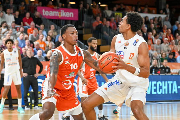 Michael Rataj (ratiopharm Ulm), 12 with the ball against Justin Edler Davies (RASTA Vechta), 10 RASTA Vechta vs. ratiopharm Ulm, easyCredit Basketball Bundesliga, Matchday 5, 2026–2027 season, October 10, 2026, RASTA Vechta vs. ratiopharm Ulm, easyCredit Basketball Bundesliga, Matchday 5, 2026–2027 season, October 10, 2026, Vechta Copyright: xEibner-Pressefoto RobertxGertzenx EP_RGN