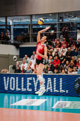 Pictured: Jasmine Gross serving, 3, MTV Stuttgart, October 10, 2026, Dresdner SC Allianz MTV Stuttgart, DEKRA 1st Bundesliga Women, Volleyball, Germany, Dresden, Cyberport Arena Copyright: HMBxMedia xEtiennexSchlick
