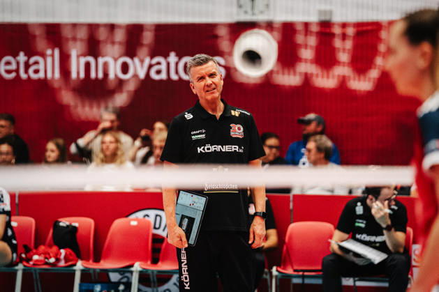 Pictured: Coach Alexander Waibl of Dresdner SC, dissatisfied with the referee s decision, October 10, 2026; Dresdner SC vs. Allianz MTV Stuttgart; DEKRA 1 Bundesliga Women; Volleyball; Germany; Dresden; Cyberport Arena Copyright: HMBxMedia xEtiennexSchlick