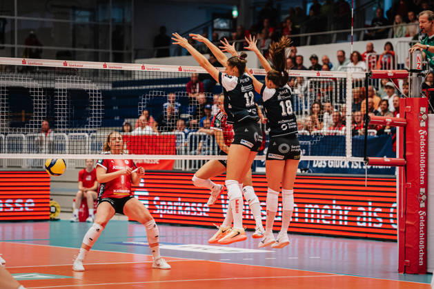 Pictured: Mette Pfeffer, 12, Dresdner SC, and Sarah Straube, 18, Dresdner SC, successfully block the ball. 10 10 2026, Dresdner SC vs. Allianz MTV Stuttgart, DEKRA 1st Bundesliga Women, Volleyball, Germany, Dresden, Cyberport Arena Copyright: HMBxMedia xEtiennexSchlick