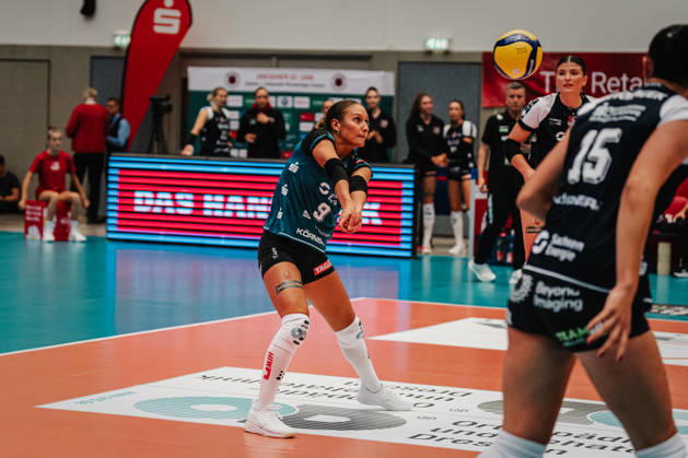 Pictured: Emilia Schaarschmidt (9) of Dresdner SC receives the ball on October 10, 2026; Dresdner SC vs. Allianz MTV Stuttgart; DEKRA 1 Bundesliga Women; Volleyball; Germany; Dresden; Cyberport Arena Copyright: HMBxMedia xEtiennexSchlick