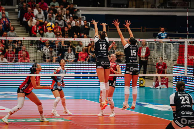 Pictured: Mette Pfeffer, 12, Dresdner SC, and Maia Dvoracek, 15, Dresdner SC, successfully block the ball. 10 10 2026, Dresdner SC vs. Allianz MTV Stuttgart, DEKRA 1st Bundesliga Women, Volleyball, Germany, Dresden, Cyberport Arena Copyright: HMBxMedia xEtiennexSchlick
