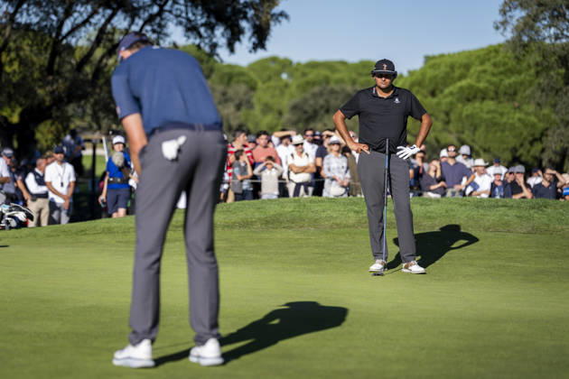 Golf 2026: Open De Espana: Day Three MADRID, SPAIN - OCTOBER 10: Eugenio Chacarra of Spain (R) looks at Jacob Skov Olesen of Denmark (L) on day three of the Open de Espana presented by Madrid at Club de Campo Villa de Madrid on October 10, 2026 in Madrid, Spain. Madrid Club de Campo Villa de Madrid Madrid Spain Copyright: xAlbertoxGardinx AGardin_20261010_Golf_Esp_Mad_1583