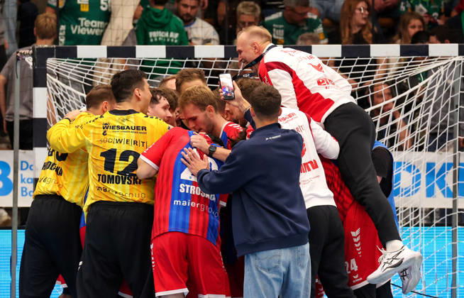 October 10, 2026, Germany, Göppingen, Opel HBL Bundesliga Handball, FRISCH AUF Göppingen vs. SG BBM Bietigheim, Bietigheim celebrating, BBM coach Hartmut Mayerhoffer (top) BBM