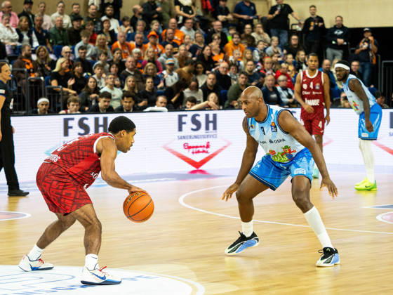 05 Kenny Dye (Fitness First Würzburg Baskets) and 09 DeAndre Lansdowne (Rostock Seawolves) face off in Rostock Seawolves vs. Fitness First Würzburg Baskets, Stadthalle Rostock, easyCredit Basketball Bundesliga, Matchday 5, October 10, 2026 Rostock Seawolves vs. Fitness First Würzburg Baskets, Rostock City Hall, easyCredit Basketball Bundesliga, Matchday 5, Seawolves, Würzburg Baskets, Basketball October 10, 2026 Rostock Copyright: xHannesxAdelbergx