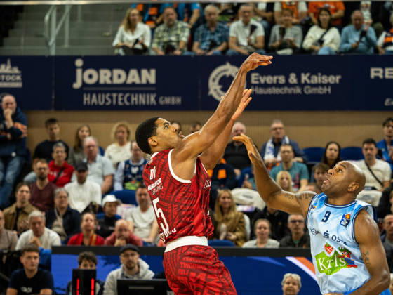 05 Kenny Dye of the Fitness First Würzburg Baskets shoots toward the basket, and 09 DeAndre Lansdowne of the Rostock Seawolves tries to block the shot. Rostock Seawolves vs. Fitness First Würzburg Baskets, Stadthalle Rostock, easyCredit Basketball Bundesliga, Matchday 5, October 10, 2026 Rostock Seawolves vs. Fitness First Würzburg Baskets, Stadthalle Rostock, easyCredit Basketball Bundesliga, Matchday 5, Seawolves, Würzburg Baskets, Basketball October 10, 2026 Rostock Copyright: xHannesxAdelbergx